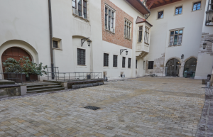 Zakończenie modernizacji podwórka w Pałacu Biskupa Erazma Ciołka